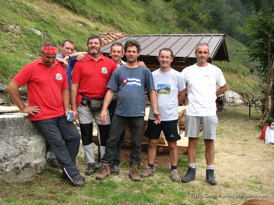 festaBeita 142.jpg - I soci de la Beita, che ci hanno così ben accolto e ristorato, posano (alle spalle il grande tavolone e la 'dependance')